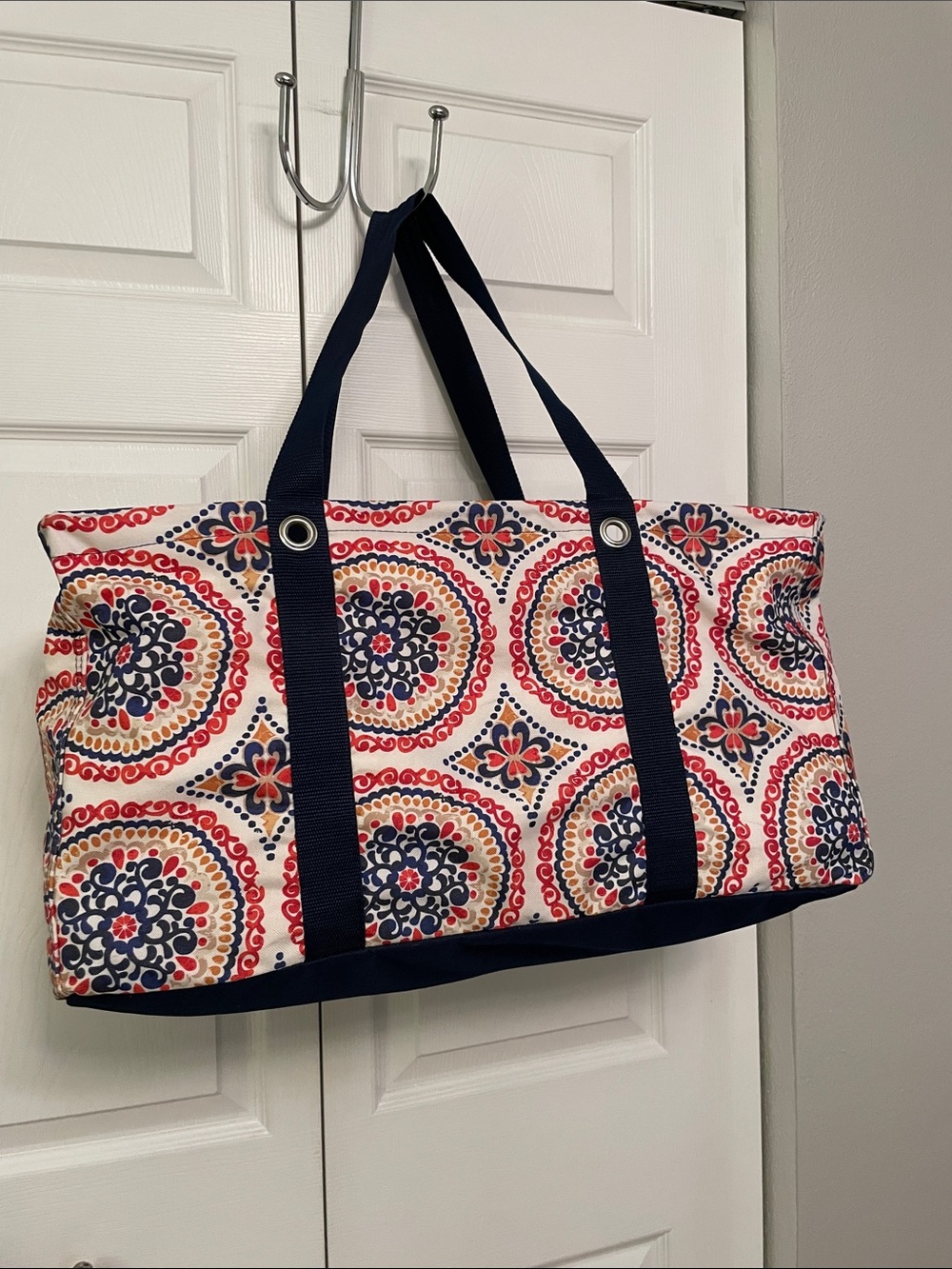 Thirty-One SUNSET MEDALLION Large Utility Tote Bag in Great Condition